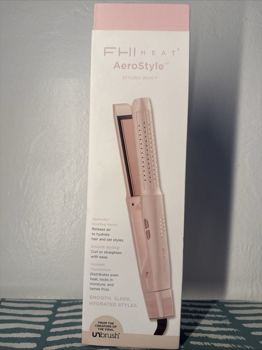FHI Heat AeroStyle Ultimate Styling Flat Iron - Light Pink - 1"x1". Open box
